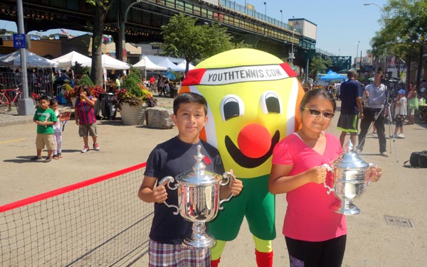 El USTA enseña a niños a jugar tenis en Corona Plaza