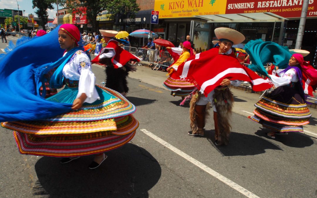 Ecuatorianos celebran con bengalas y abucheos