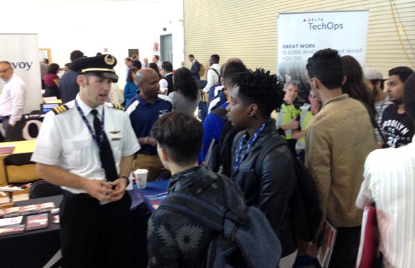 Vaughn College realiza feria de trabajo en su hangar