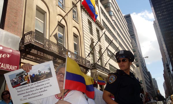Protesta en Nueva York contra expulsión de colombianos de Venezuela