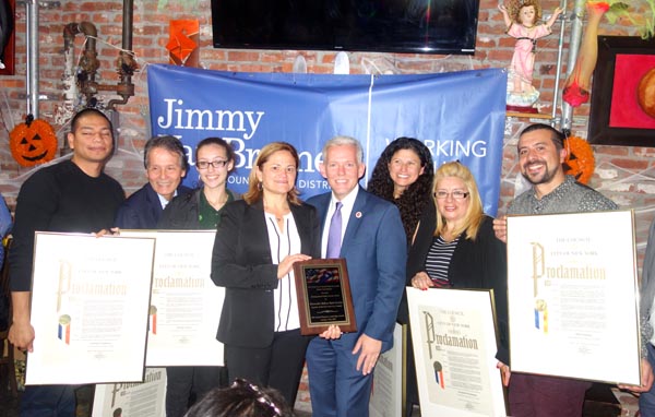 Concejal Jimmy Van Bramer honra a latinos por su liderazgo