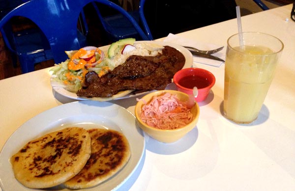 Mi Pequeño El Salvador Restaurant con sabor latino