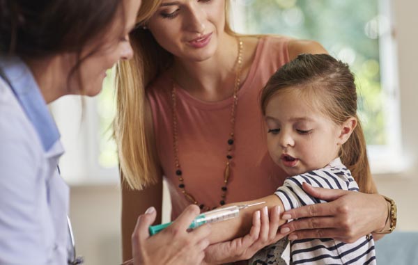 Vacune a sus hijos antes de regresar a la escuela