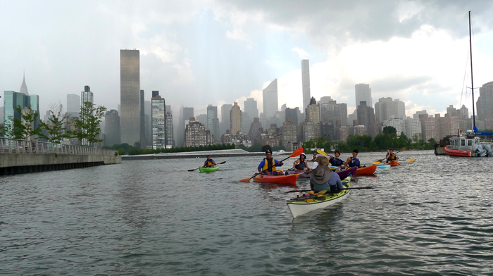 Paseo en kayak de latinos en el East River de Nueva York cortesía del North Brooklyn Boathouse Club