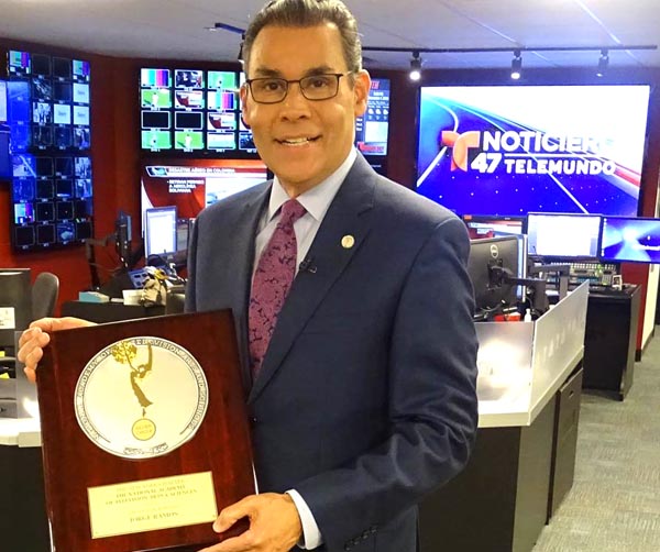 Ramos de Telemundo recibe Emmy por su carrera como presentador en