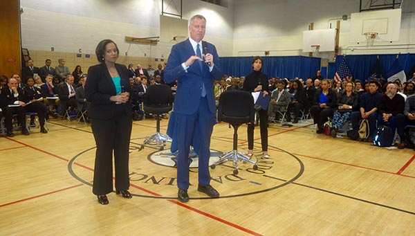 Alcalde Bill de Blasio visita Corona para calmar inmigrantes