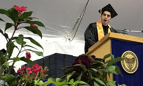 Queensborough Community College desafía a sus nuevos graduados a luchar por sus sueños y la sociedad