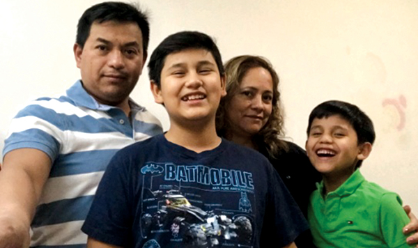 Abogada Ana María Bazán obtiene papales a familia latina