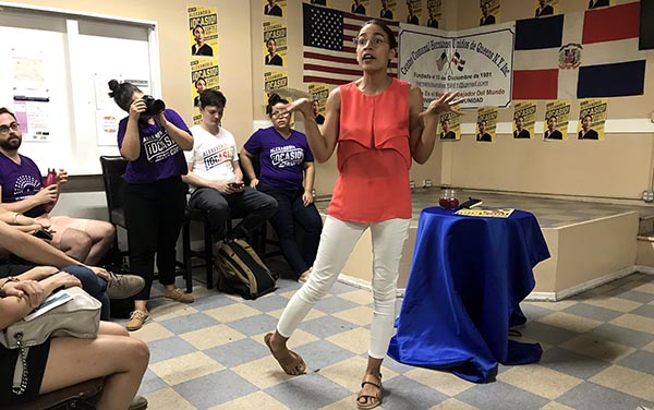 Alexandria Ocasio visita Corona y habla de liderazgo