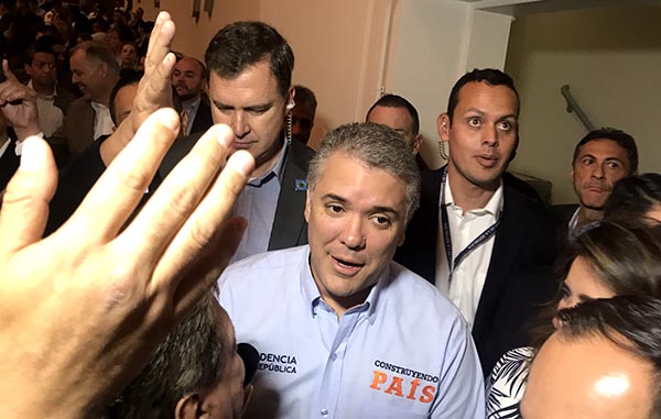 Presidente de Colombia enfrenta a comunidad en Queens College