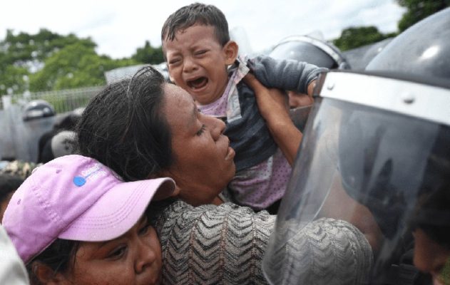 Niños no pueden ser separados de sus padres en la frontera