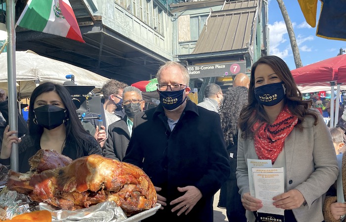 Candidato Scott Stringer visita Corona Plaza