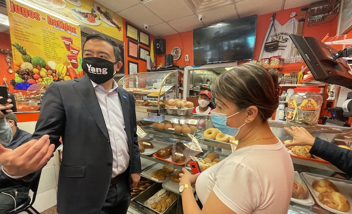 Candidato Yang visita Jackson Heights