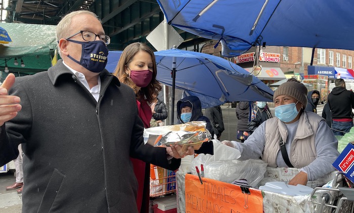 Candidato Stringer ataca a Yang