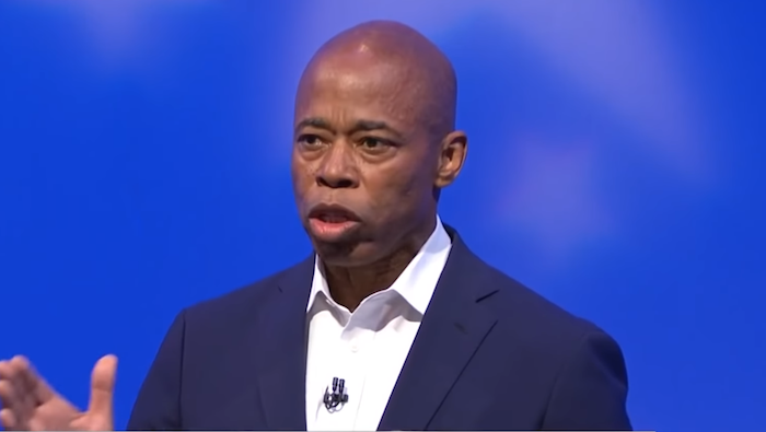 Candidato Eric Adams sale victoriosos de último debate TV