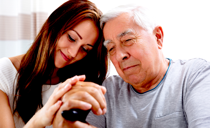 AARP: Ley de crédito para cuidado en el hogar