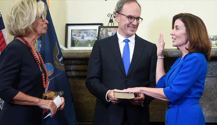 Cuomo es historia: se posesiona gobernadora Kathy Hochul