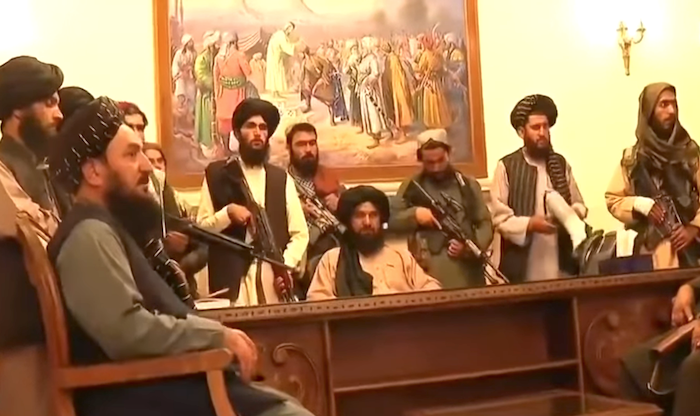 Estados Unidos recula y talibanes retoman Afganistán