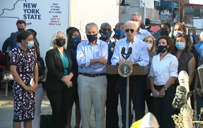Presidente Biden visita Queens por tormenta Ida
