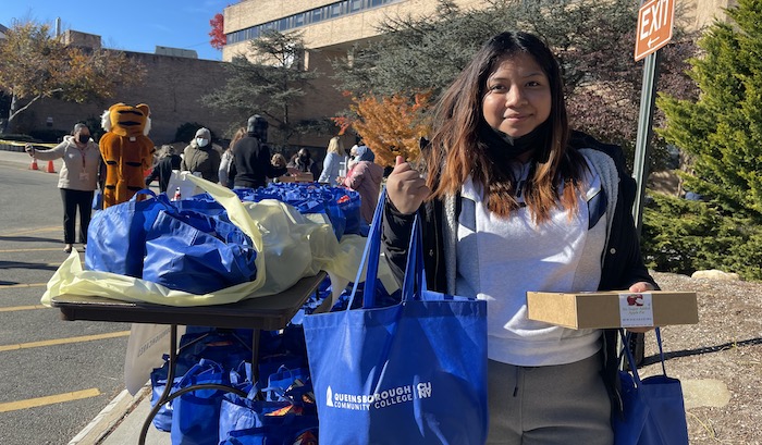 Queensborough ayuda con comida a sus estudiantes