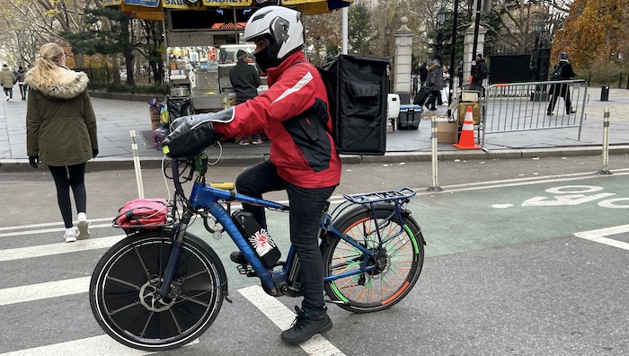 Sueldo mínimo para deliveristas: $16 por hora