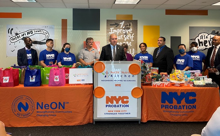 Comida gratis y nutritiva para inmigrantes NeON