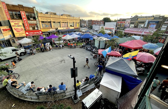 Corona Plaza con menos vendedores ambulantes
