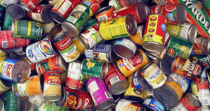 Biblioteca Pública de Queens recolecta enlatados para combatir el hambre