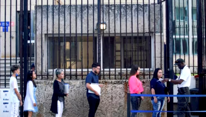 Parole humanitario y estafas