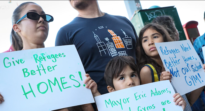 Oposición a usar gimnasios de escuelas para inmigrantes