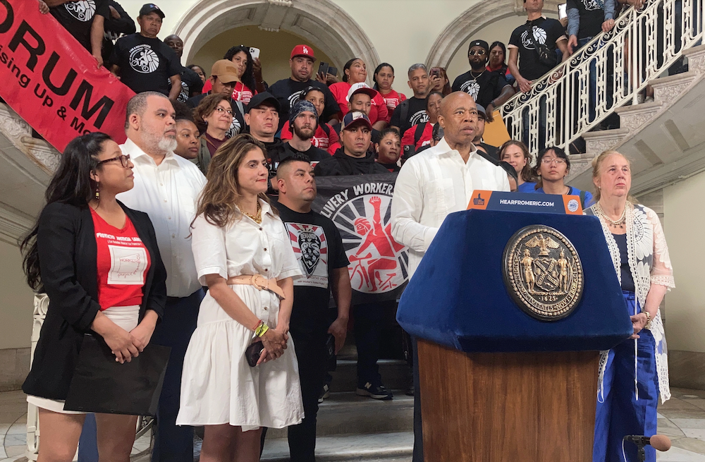 Deliveristas llaman al alcalde Adams ‘traicionero’