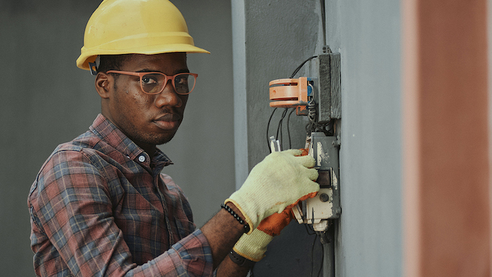 Escasez de electricistas perjudica el medio ambiente