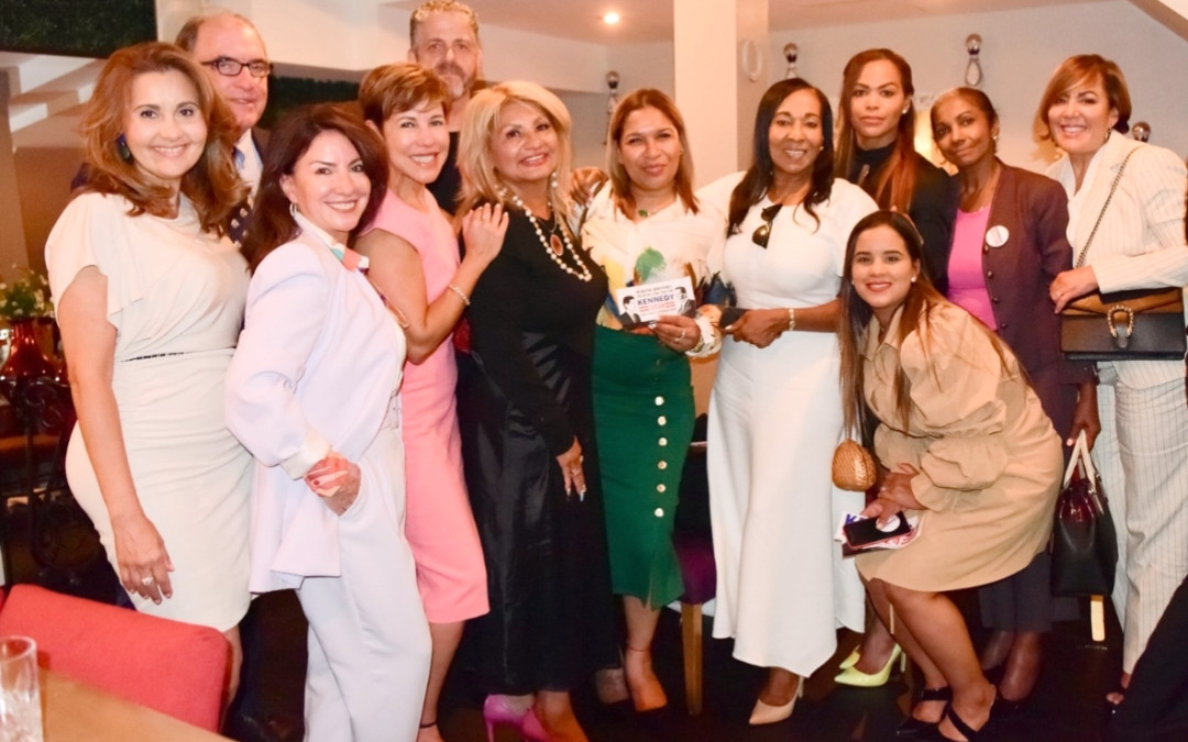 Candidato Kennedy coquetea a latinas