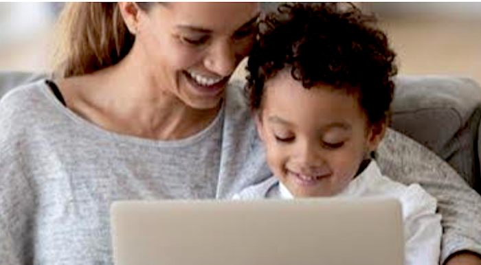 Bibliotecas de Queens enseñan a leer inglés a su hijo