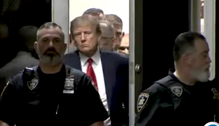 Trump bajo fianza y con mordaza