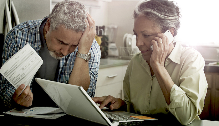 Las deudas asfixian a los mayores: AARP