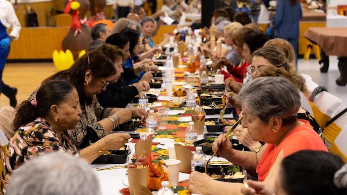 Centro para adultos Mi Gente celebra Día de Acción de Gracias