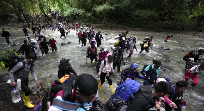 Récord de colombianos cruzando el Darién