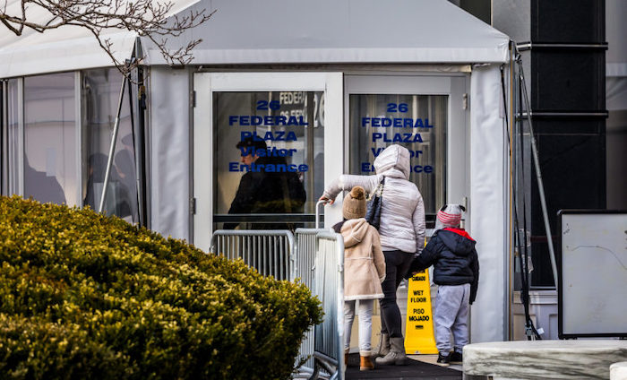 $ Recortes en NYC reduce clases de inglés y más