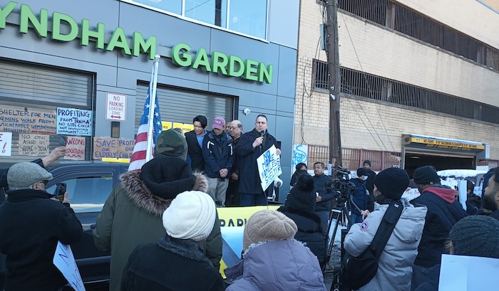 Rego Park contra refugio para hombres