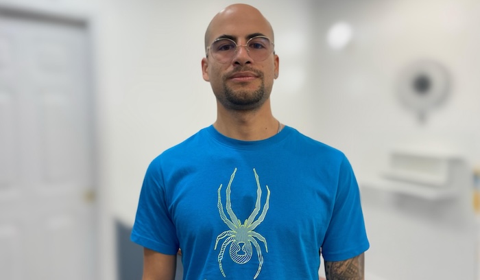 Inmigrante trabaja para pagar deudas