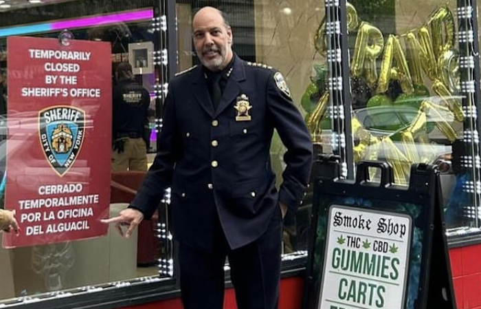 Candado a tiendas ilegales de marihuana