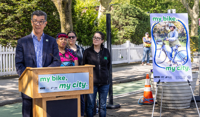 Mes de la Bicicleta incentiva a mujeres y niñas en NYC