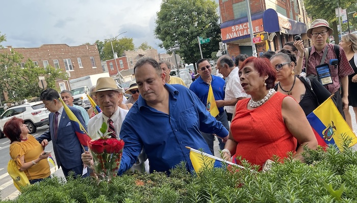 Ofrenda floral por Ecuador
