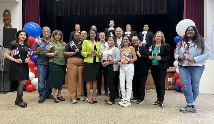 Biblioteca de Queens ayuda a inmigrantes a volverse ciudadanos