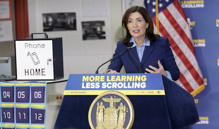 Gobernadora Hochul: ‘Pa’ fuera los celulares de las escuelas’