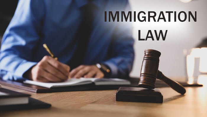¿Está en deportación inmediata o tiene derecho a un juez?