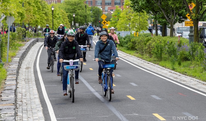 Mes de la Bicicleta con regalos y cascos gratis