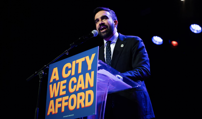 AARP: Mamdani lidera campaña por alcaldía de NYC