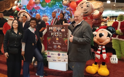Comunidad Latinx celebra la Navidad con niños, policías y bomberos
